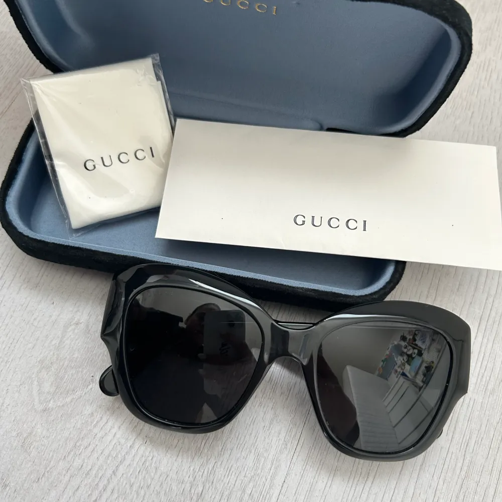Gucci solglasögon modell: GG 0808s 00153 Nypris 3200 kr  Inköpta sommaren 2022 i nyskick  Äkthetsbevis finns samt fodral och oöppnad putsduk  Använda 3 ggr , inget slitage eller repor Som nya! KVITTO FINNS EVENTUELLT . Övrigt.