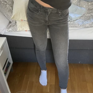 lågmidjade jeans från zara - stretchiga jeans, lågmidjade💛💛använda 2-3 gånger