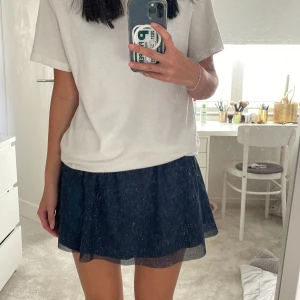 Kjol - SÅ söt glittrig marinblå kjol från ZARA. Aldrig använd så säljer den nu istället🫶🏼