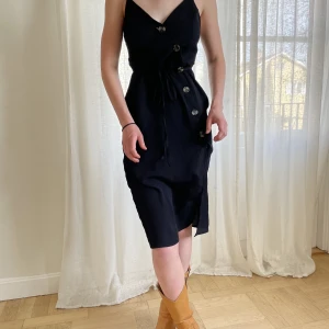 Svart midi klänning - Fin svart klänning som sitter fint på kroppen. Inte alls see thru! Fint skick