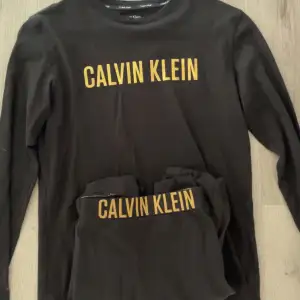 Tröja och byxa från Calvin Klein
