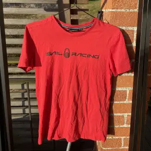 Röd sail racing t-shirt storlek S Säljes i befintligt skick