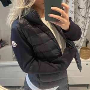 Moncler jacka  - Säljer min moncler jacka som jag köpte förra året på NK, i strl XS💖Perfekt nu till våren, och går att styla med allt! Köpte den för 7500kr