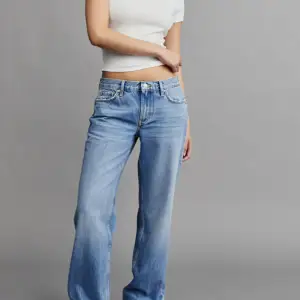 Slutsålda Blåa low waist straight jeans på ginatricot som är använda men fortfarande jätteebra skick💞 skriv för bild eller frågor!! Nypris 500 kr!! Men 