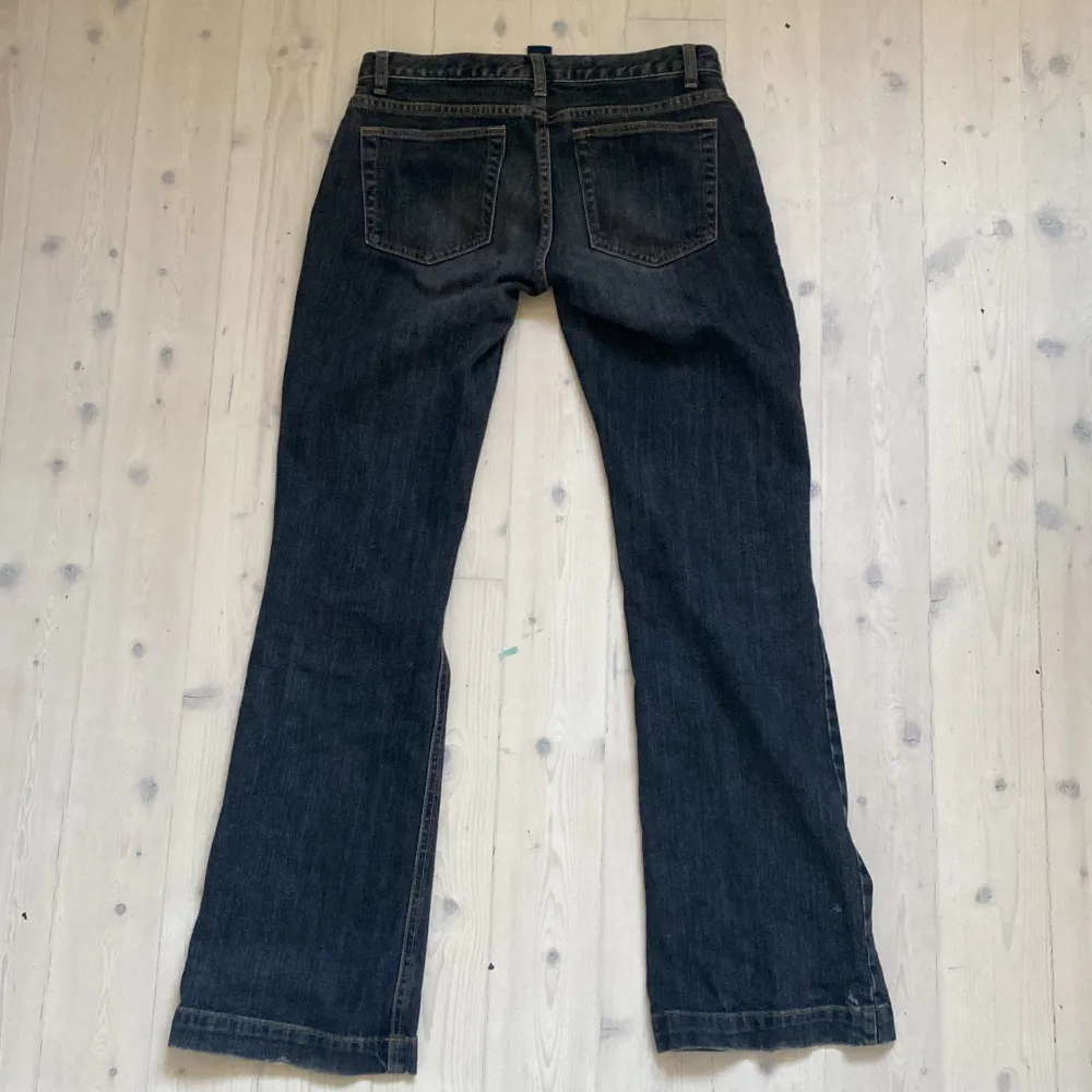 Lågmidjade bootcut jeans bra skick ungefär strl s men kan passa lite större. Jeans & Byxor.