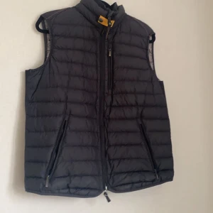 Äkta parajumper väst  - Äkta Parajumper väst i storlek L, inköpt år 2020 från careofcarl.se men endast använd 3 gånger. Kvitto och QR-kod finns. 