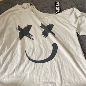 Off shoulder t-shirt - Off shoulder t-shirt från shein i fint skick! Står ingen prislapp på men skulle tro att de är s… dock stor i modellen, använd 10 gnr ksk❤️