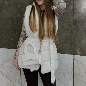 Päls väst  - Jätte snygg väst. Säljer för inte riktigt min stil längre. Tveka inte att höra av er om ni har frågor ✨