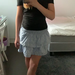 Kjol - Har inte haft kjolen länge alls.  Anledningen till att jag säljer den är för att den inte va min stil❤️