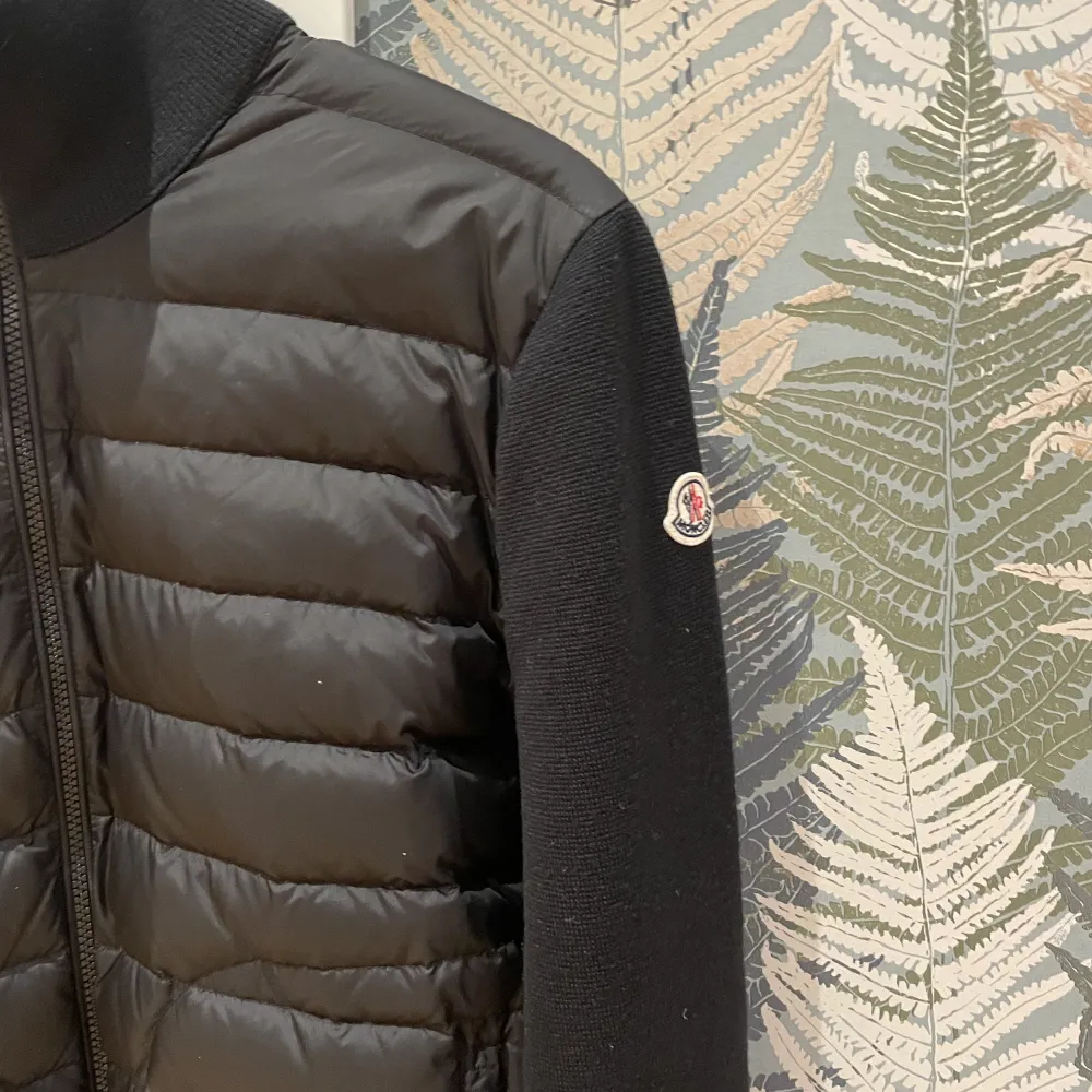 En moncler cardigan. Fint skick, någon enstaka skråma. Självklart äkta vilket kan bevisas. Nypris ca 8-9k. Funkar året om! Skriv vid intresse🤙🏽 mvh Wilmer. Jackor.