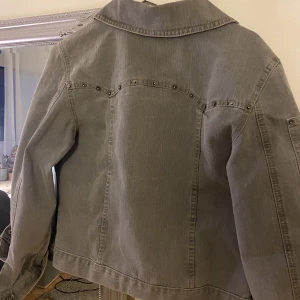 Jeansjacka - Gråblå färg och coola detaljer baktill. Tyvärr för liten på mig. Str M men passar snarare xs/s 💙