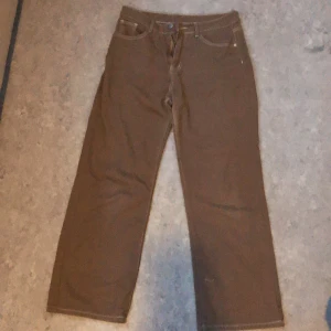 Bruna byxor - Vackra bruna byxor, använda ett par gånger men i nästan helt nytt skick. De är för små för mig nu tyvärr.