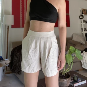 Linneshorts 🤍 - Shorts i linne från H&M. Storlek 34 på taggen men skulle säga att de passar en storlek 36. För mig är dessa för små i midjan men då har jag ganska bred midja. Använda 1 gång, luftiga och sköna med fickor på sidorna. 🤍