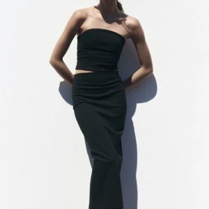 Svart kjol (zara) - Säljer svart midikjol från zara. Storlek S. Oanvänd och inga defekter💘