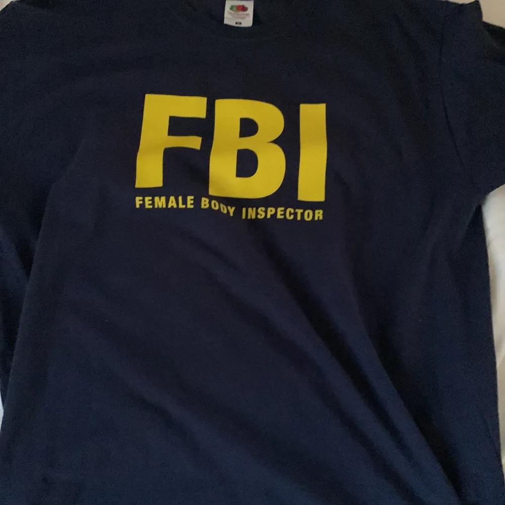 Riktigt fin FBI tröja (Female body investigator) riktigt bra rizz men denna tröja grabbar köp för ♾️med rizz. T-shirts.