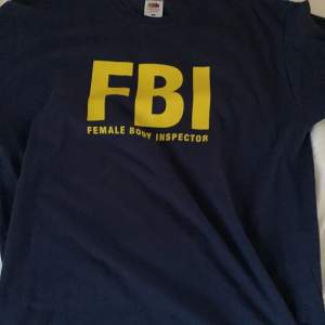 Riktigt fin FBI tröja (Female body investigator) riktigt bra rizz men denna tröja grabbar köp för ♾️med rizz