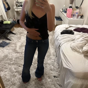 Lågmidjade jeans - Lågmidjade bootcut jeans i en mörkblå färg. Märket är 7 for all mankind. Midjemått 36cm men väldigt stretchiga. Uppskattar till en 34/36💙