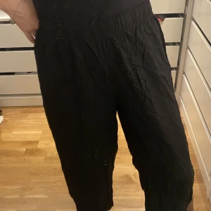 Cropped Pull on byxa - Croppad Pull On Trousers från H&M i svart färg. Storlek L och verklig i storlek (jag har storlek M nu så denna är för stor för mig).   Plagget finns i Ursvik, Sundbyberg om du önskar hämta det.