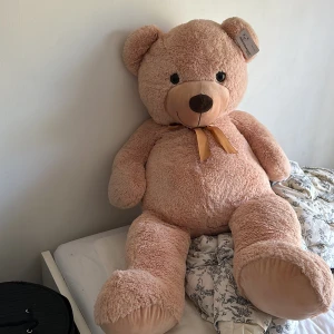 Gigantisk nalle - Gigantiskt nalle som vill hitta ett nytt hem, 120cm, lappen kvar, köpt för 1199 på Teddykompaniet 