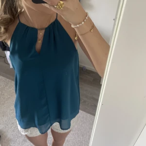 topp - Snygg topp med coola detaljer, köparen står för frakt 💕