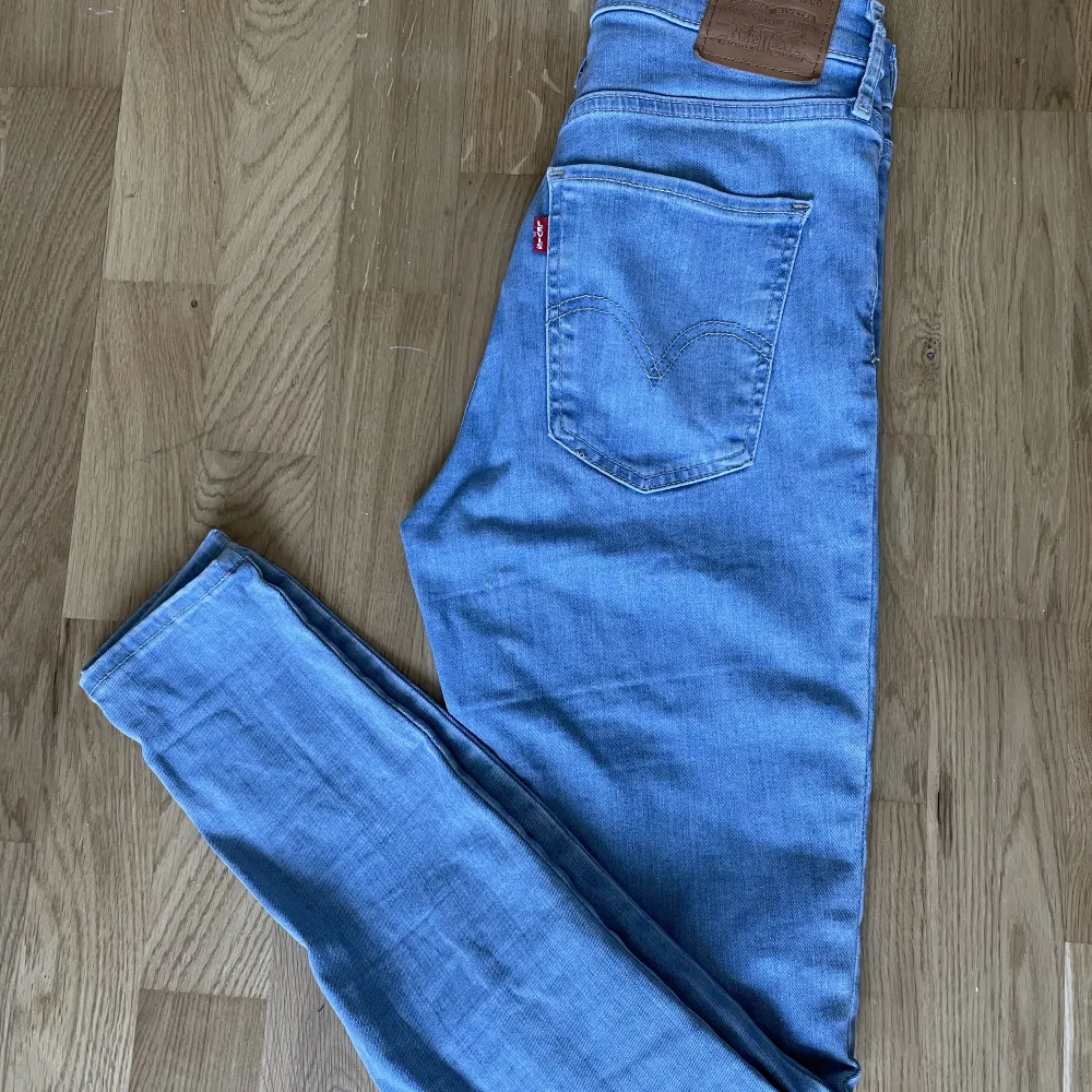 Ett par ljusblåa jeans från Levis, använt endast 2-3 ggr. Skinny med hög midja och mycket stretch. Storlek 27.. Jeans & Byxor.