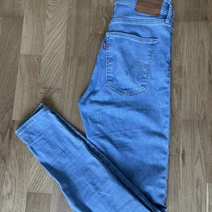 Levis Jeans high waist skinny - Ett par ljusblåa jeans från Levis, använt endast 2-3 ggr. Skinny med hög midja och mycket stretch. Storlek 27.