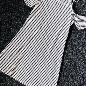 Randig sommarklänning - Kort randig klänning från HM. Ny skick