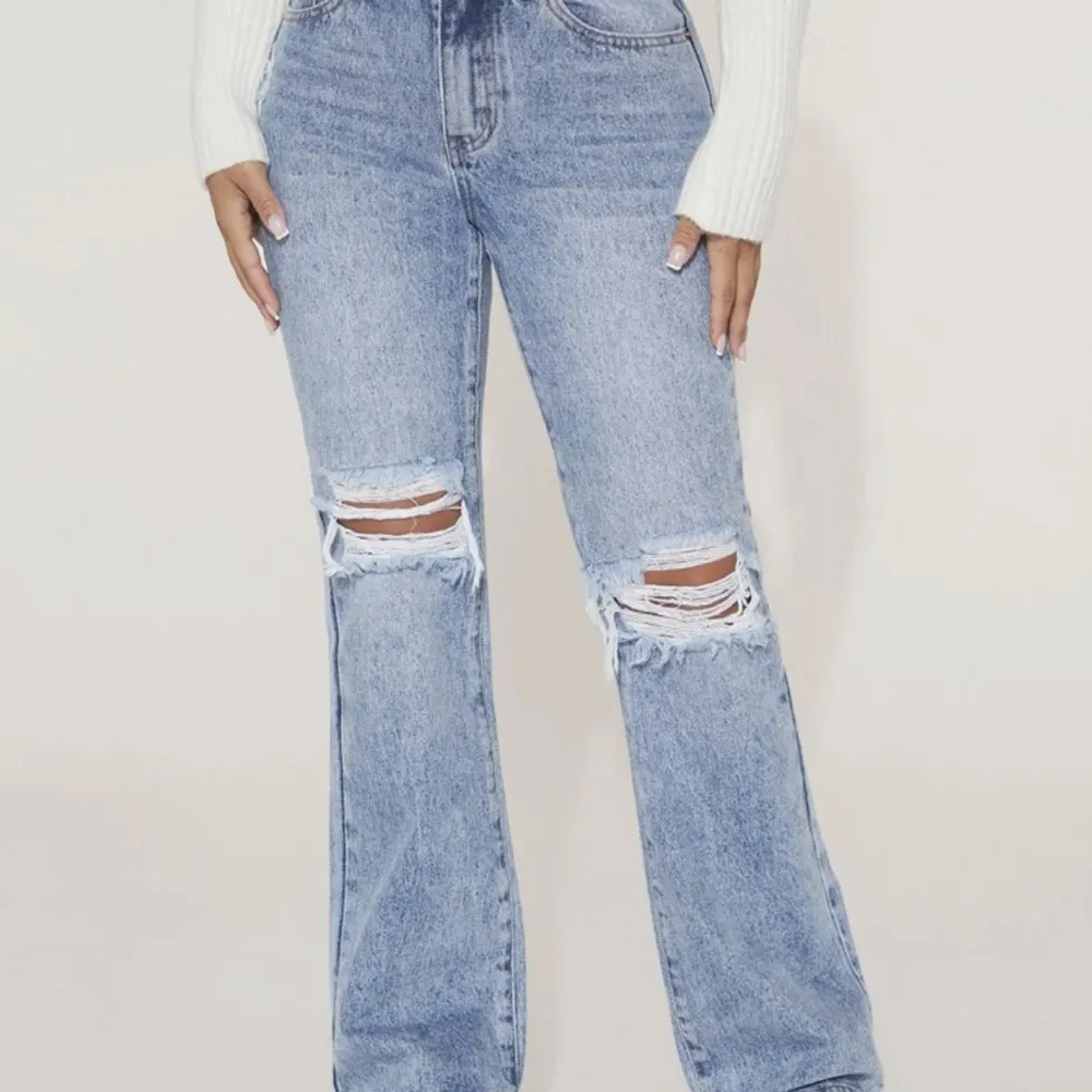 Storlek: Pettie xs Blåa jeans med hål  Originala pris 300. Jeans & Byxor.