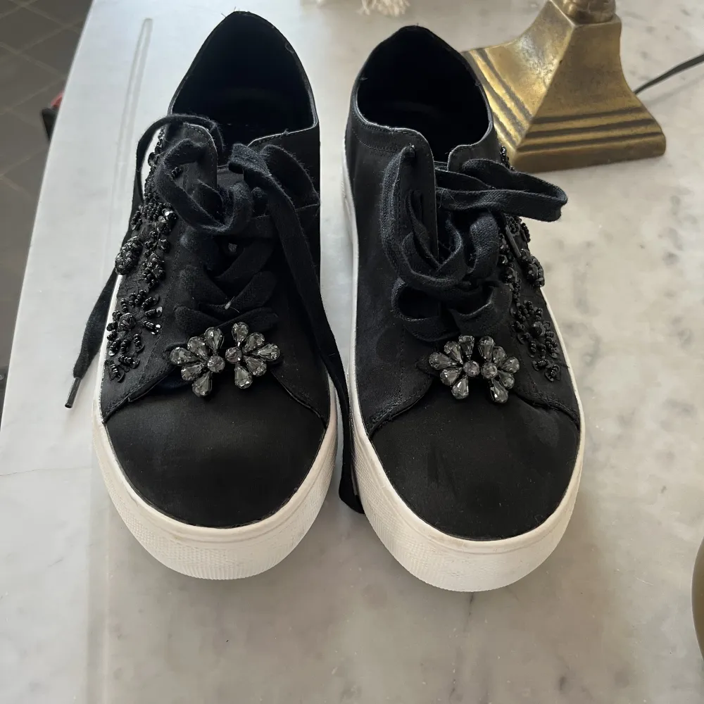 Svarta sneakers med stenar på från zara.Helt nya men tyvärr för små. Skor.