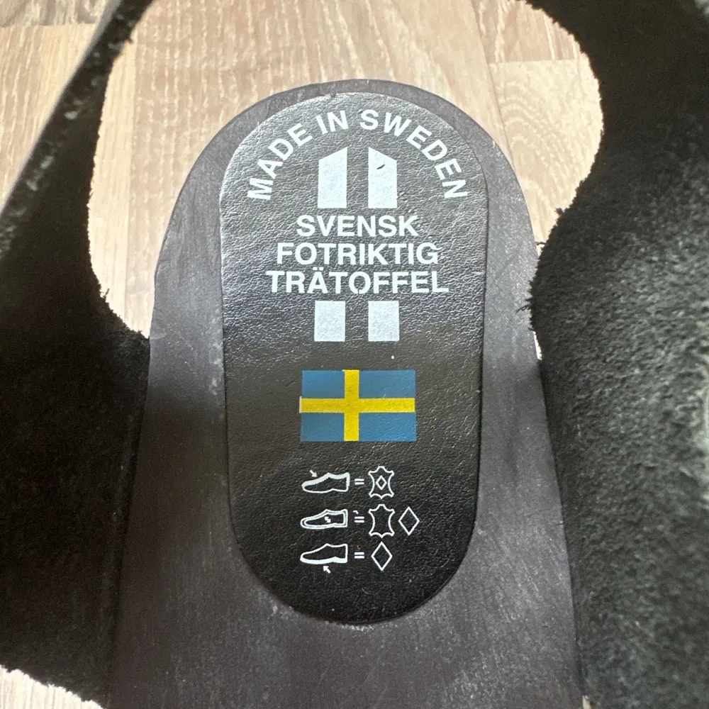 Sandaler från Svensk fotriktig trätoffel. Använd, men utan anmärkning. Skinn/trä-sko med klack i gummi.   Storlek: 40 (passar 40-41) Material: Skinn. Skor.