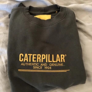 Caterpillar tröja (M) - Jätte fint skick! Lite liten i storleken. 