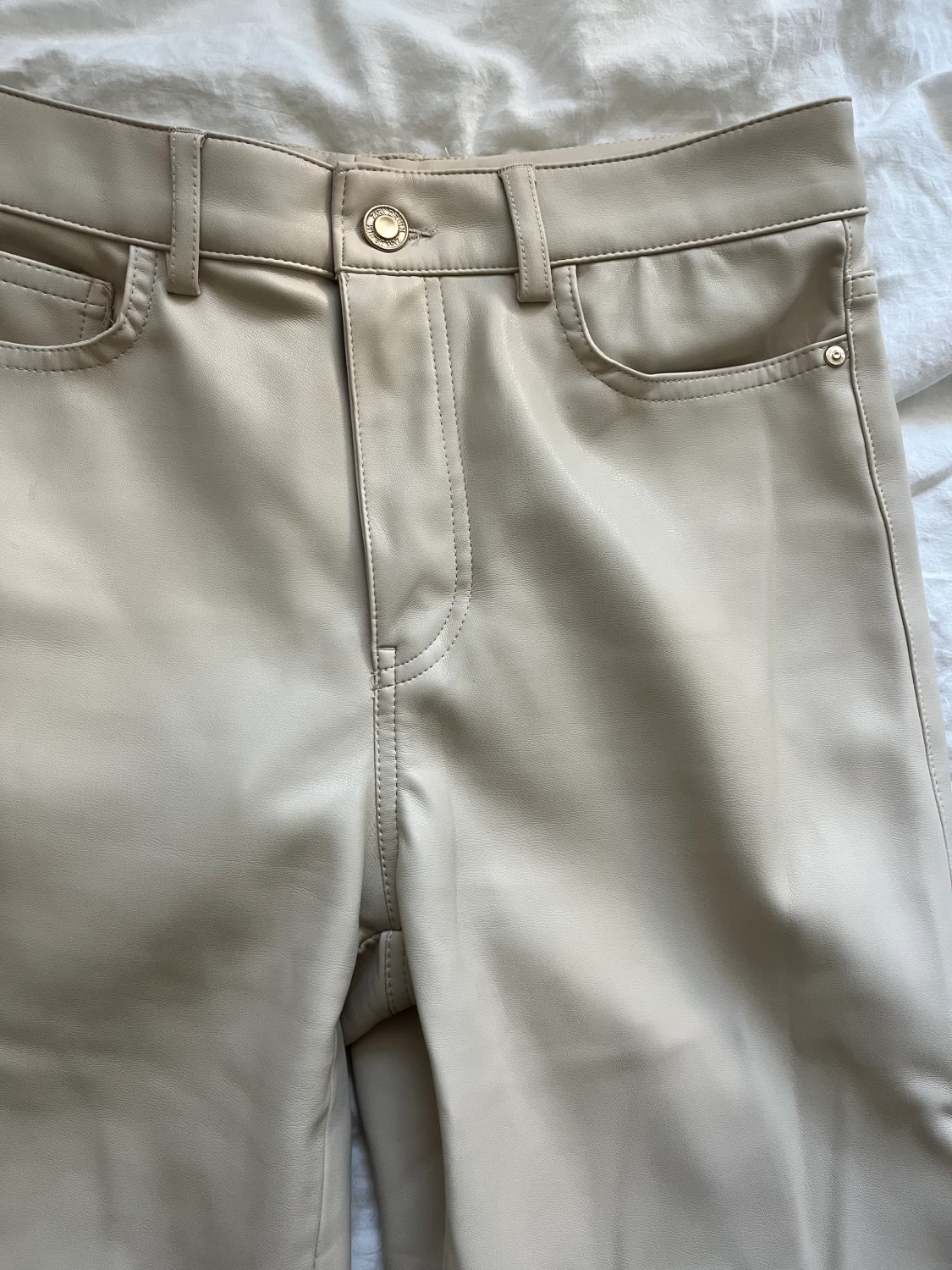 Byxor i skinnimitation från Zara