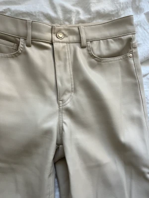 Byxor i skinnimitation från Zara - Strl 36, använda 2 ggr Köptes för 499kr