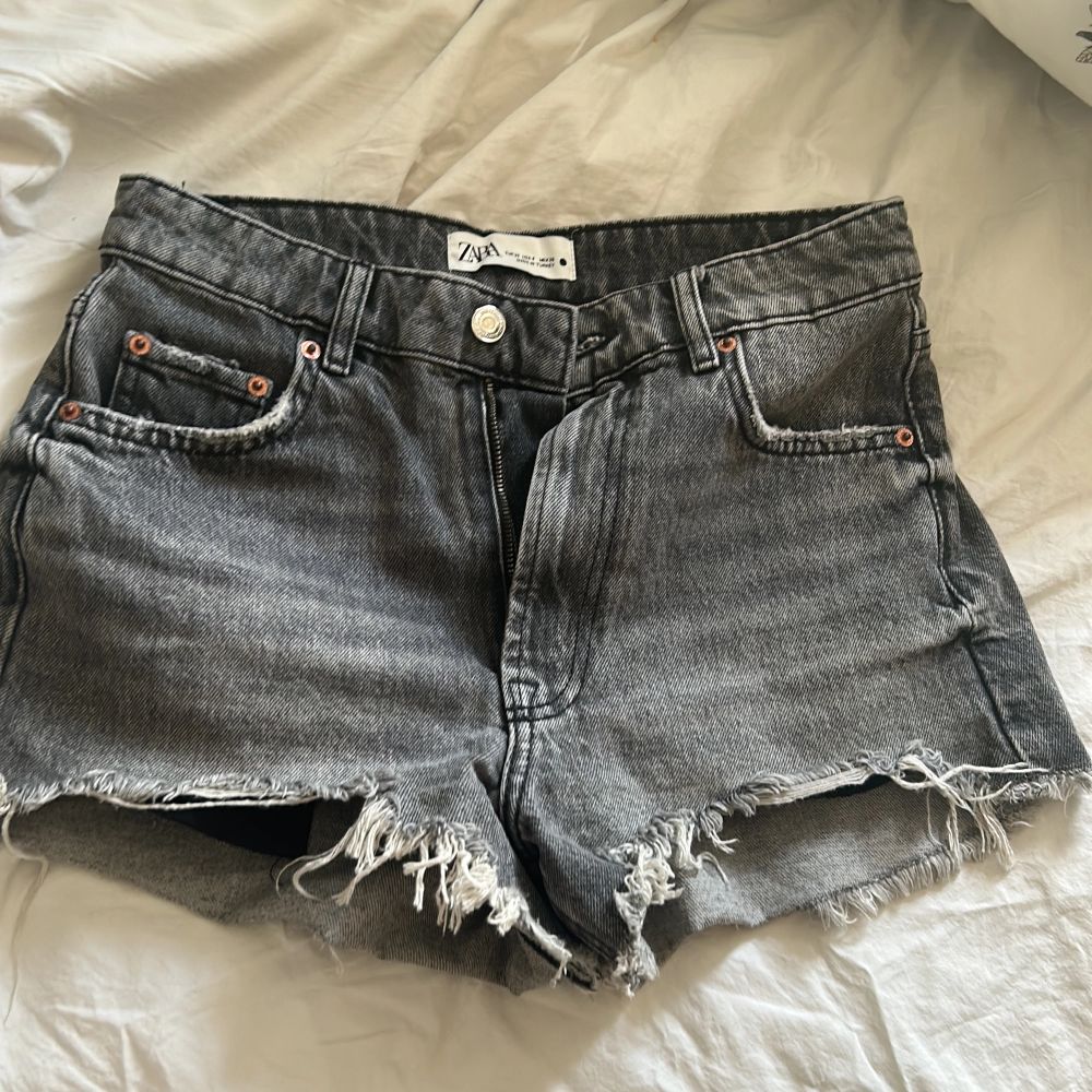 populära jeansshorts från zara! mid waist!. Shorts.