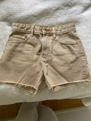 Jeansshorts  - Jag säljer mina nästan helt oanvända jeansshorts från förra sommaren! De har en jättefin färg som gör att man ser brun ut och passar perfekt nu till sommaren!🥰