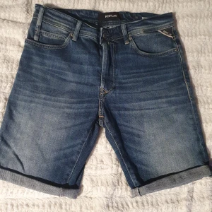 Replay jeansshorts strl 29 - Säljer sonens knappt används blå jeansshorts från REPLAY.  Modellen heter RBJ.901. Passform: Tarped. Säljes för 300 kr. Nypris fullpris 1199 kr. Hämtas i Göteborg eller Kungälv.  Kan skickas om köparen betalar frakten.