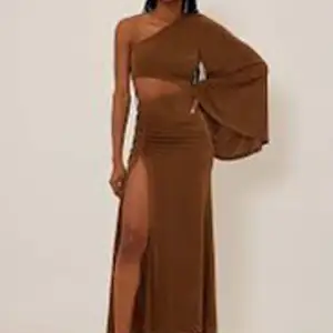 Leter efer den här klänningen i storlek M :). Grön eller brun, spelar ingen roll. 