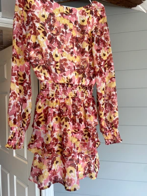 Ginatricot klänning - Somrig klänning från ginatricot i storlek 34. Använd fåtal gånger