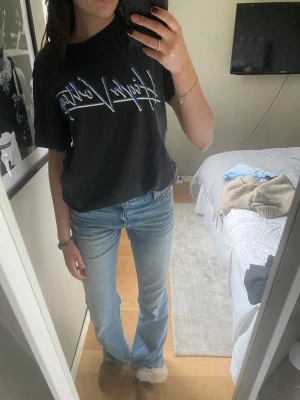 T-shirt - En cool t-shirt från Gina tricot, i nyskick då den knappt har använts. Storlek Xs men den är lite oversize så jag skulle säga att den sitter som en M/L. 100kr