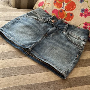 Lågmidjad jeans kjol - Skit snygg kjol i ny skick skriv om ni har några frågor 