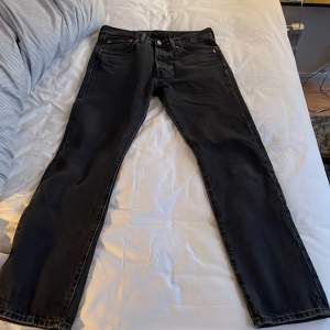 Svarta Levis 501 jeans  W31 L32 Knappt använda och i princip nyskick Köpta för 1100
