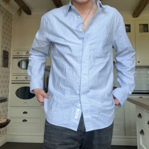 Arket skjorta - Blå-vit randig ”relaxed fit” skjorta från Arket. 