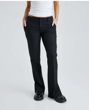 kostymbyxor bikbok  - säljer mina fina kostymbyxor från bikbok de inte min stil längre inköpt för 400 säljer då för 250, skriv för egna bilder❤️‍🔥!