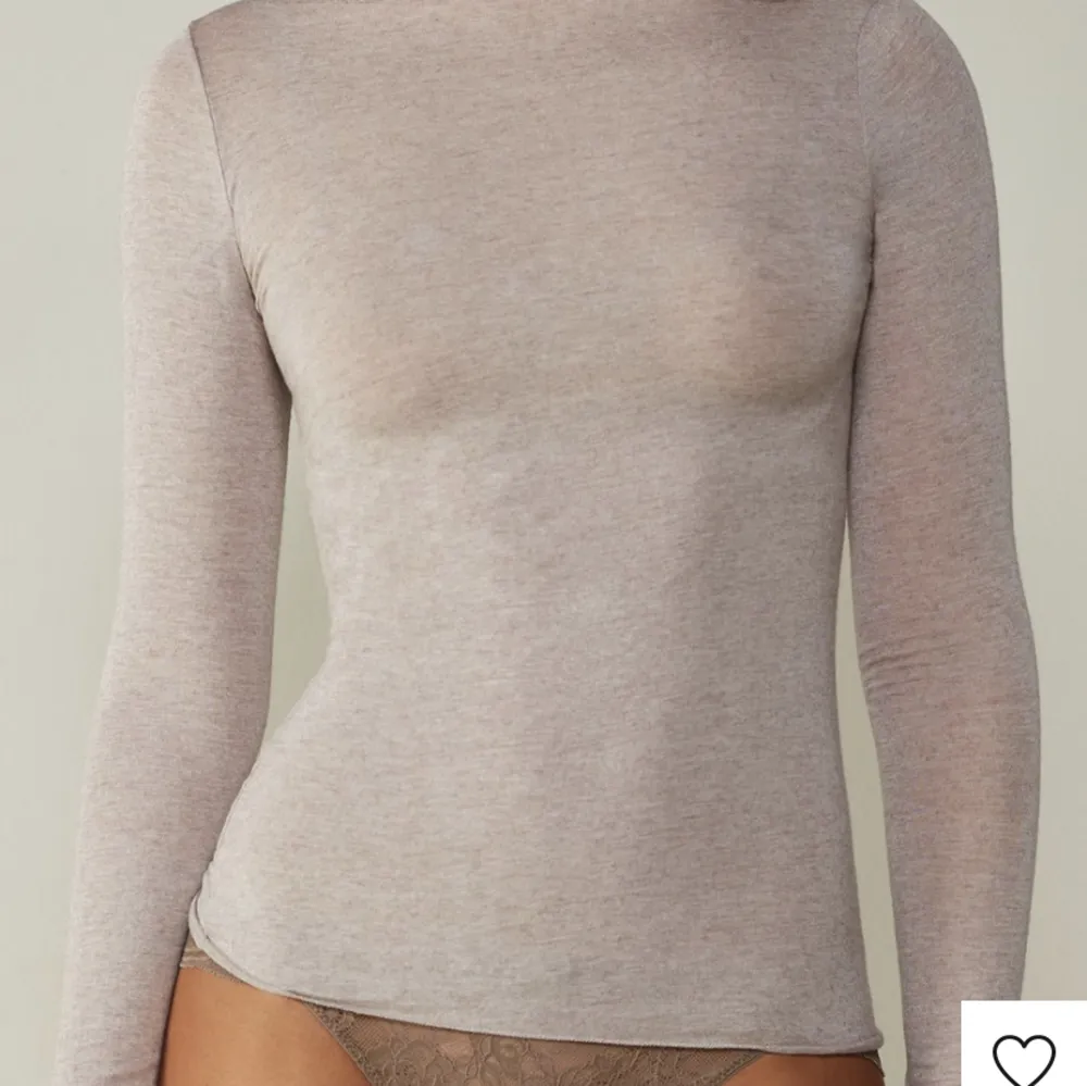 Intressekoll på den populära långärmade tröjan från intimissimi. Funderar på att sälja den då den inte kommer till så mycket användning. Den är i nyskick. . Toppar.