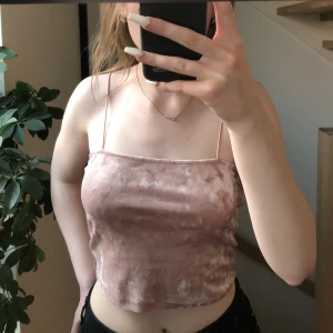 Rosa topp - Säljer den här gulliga rosa toppen från h&m. Bra skick, säljer den då jag inte använder den längre.