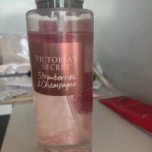 Victorias secret bodymist💗 -  Victorias secret bodymist som knappt är använd💗 Säljer då jag har för många, strawberrys and champagne säljs inte längre vad jag sett, pris diskuteras privat💗