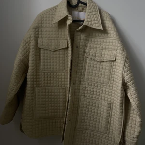 Remain Birger Christensen jacka - Vårjacka från Remain Birger Christensen. Använd 2 gånger. Nyskick. Storlek M men oversized modell. 