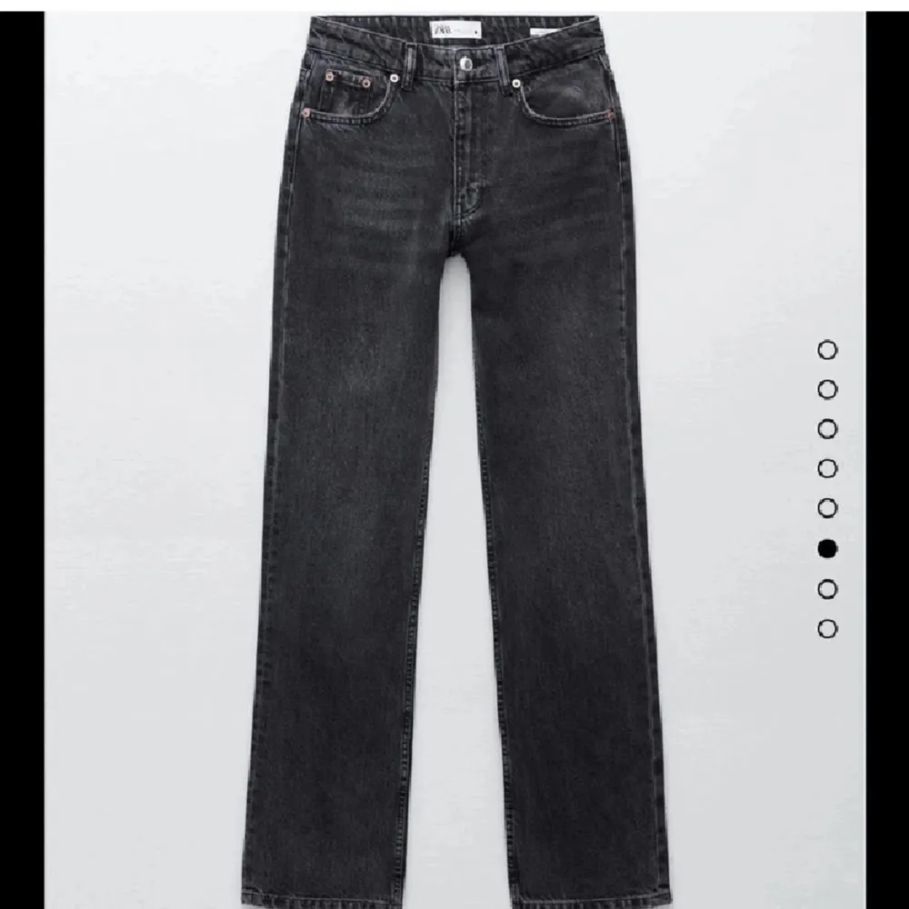 Säljer dessa populära mid waist jeansen från zara då dom inte kommer till användning❤️. Jeans & Byxor.