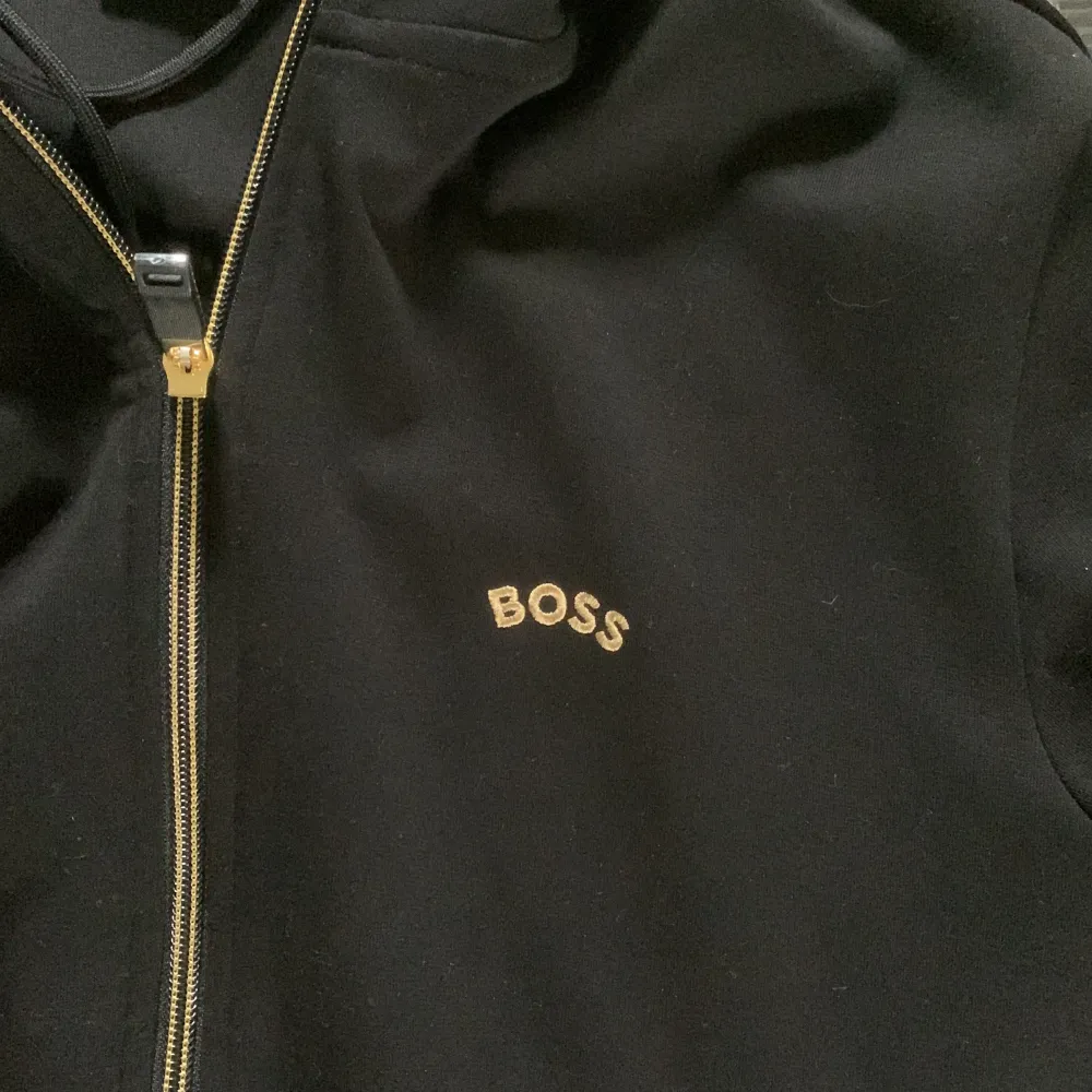 Säljer denna Hugo Boss zip hoodie i stl M pga att den är för liten. Är i väldigt bra skick. Kom dm för funderingar 😊 Nypris: 2000kr!. Hoodies.