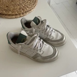 Adidas supercourt  - Storlek 38. Adidas supercourt. Använda men bra skick.